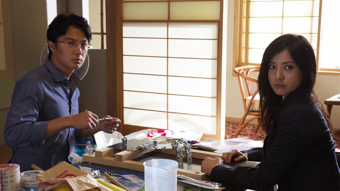 映画『真夏の方程式』の場面写真(湯川と岸谷)