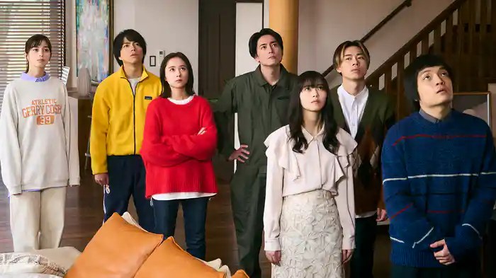 映画『ある閉ざされた雪の山荘で』で山荘に集まった劇団員たちの場面写真