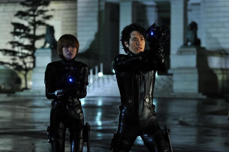 実写映画「GANTZ」の場面(玄野計役の二宮和也と岸本恵役の夏菜)