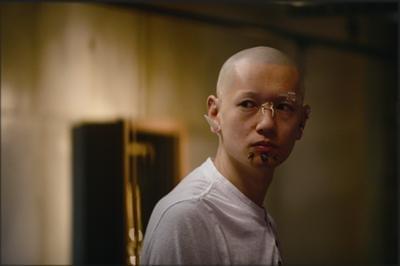 映画『蛇にピアス』のシバの場面写真。顔にピアスをしたスキンヘッドの男性