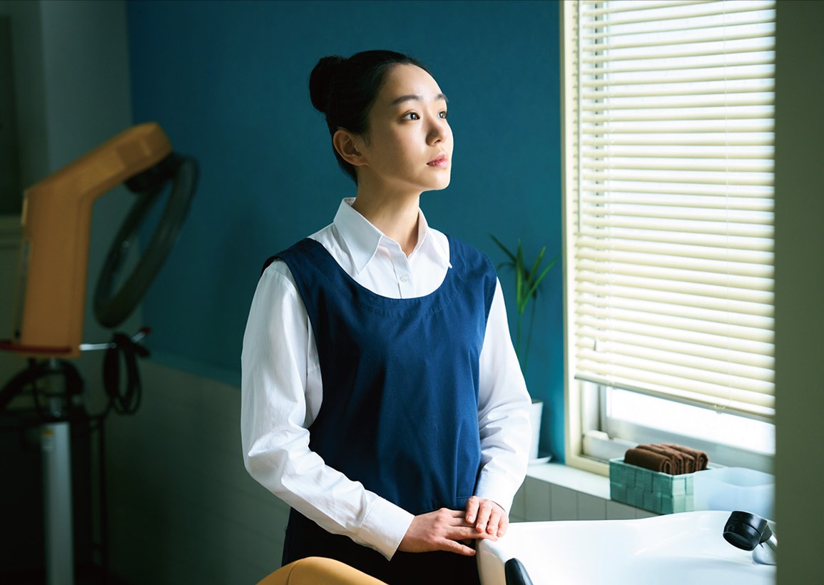 WOWOWドラマ『塀の中の美容室』のキービジュアル(奈緒)