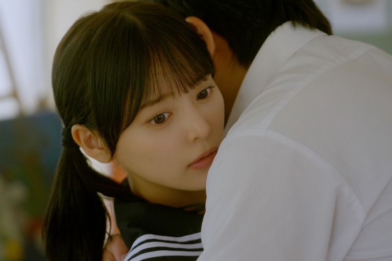 セーラー服の彩香と制服の男子が寄り添う場面(ドラマ「女帝」第1話)